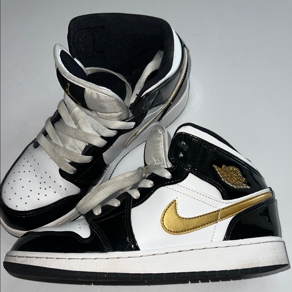 Youth Nike Air Jordan 1 Mid size 5Y - Picture 3 of 11